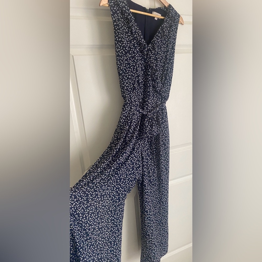 LOFT Outlet Floral Jumpsuit Size 8 Ruffle V-Neck Navy White Effortlessly chic✨ - Picture 6 of 16